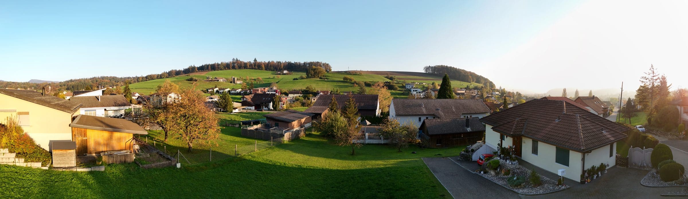 Aussicht über das Dorf bis zu den Alpen
