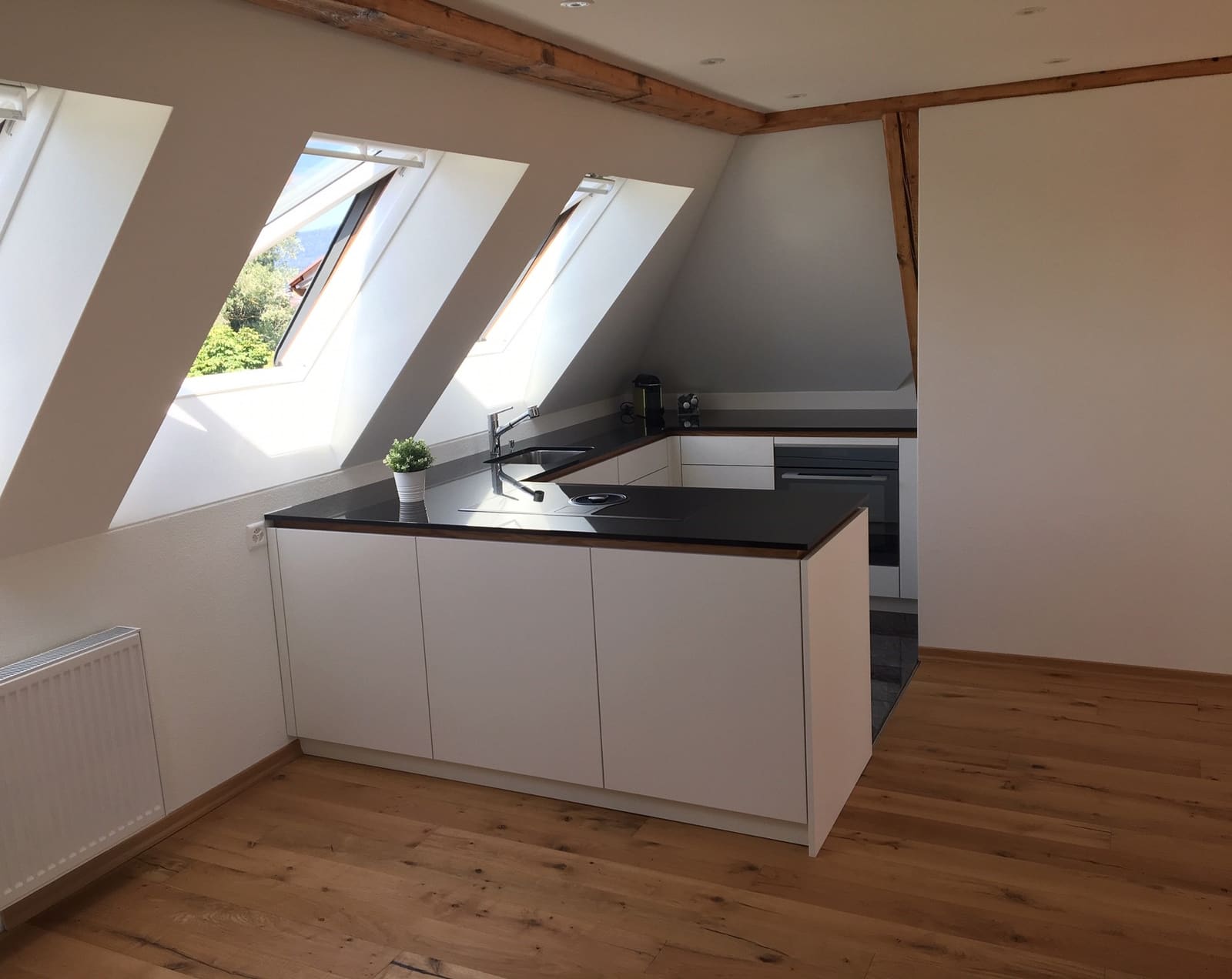 Neue Küche unter dem Dach mit Holzboden