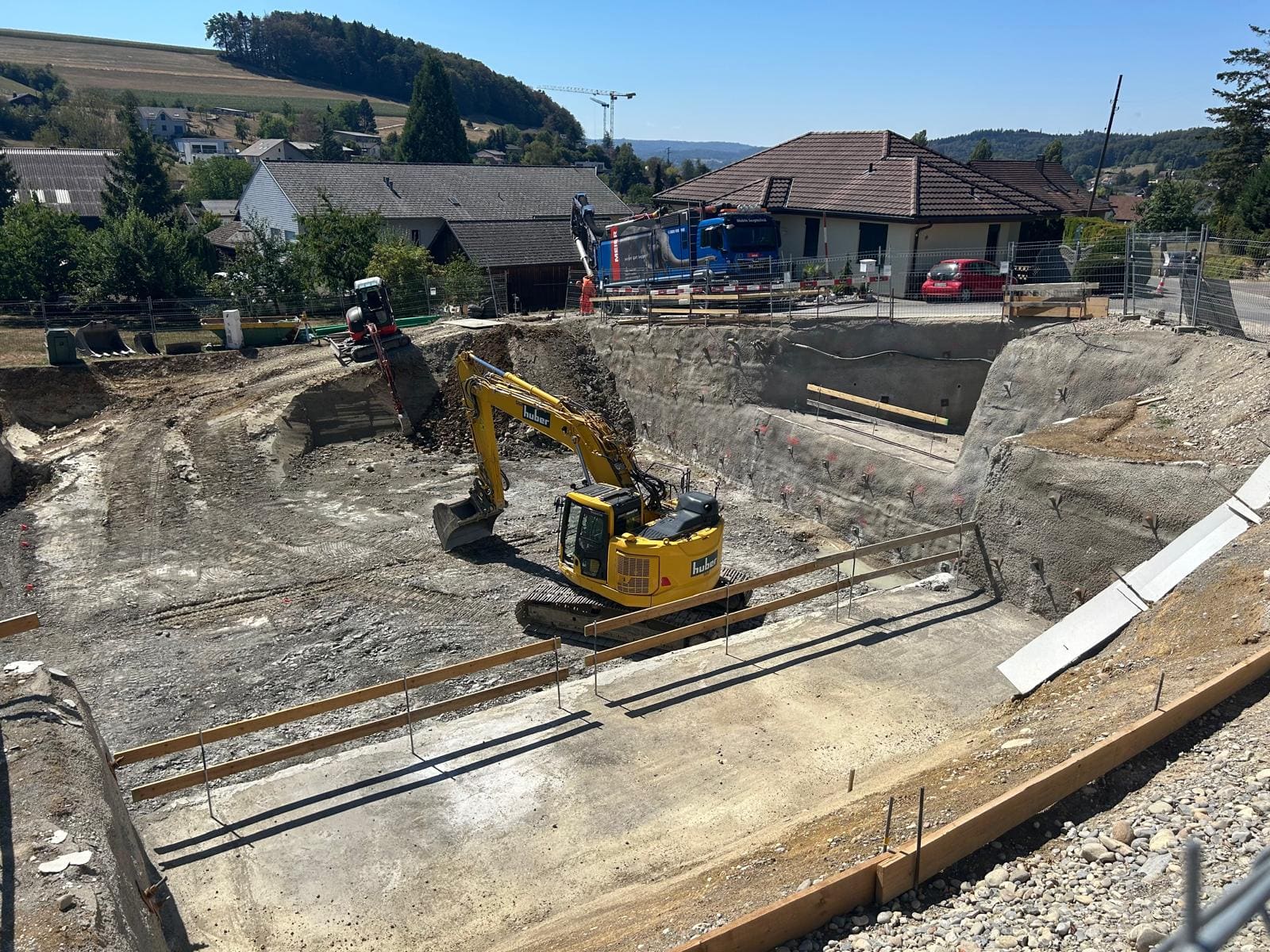 Baugrube des Quadro mit Baggern, Blick über Erlinsbach